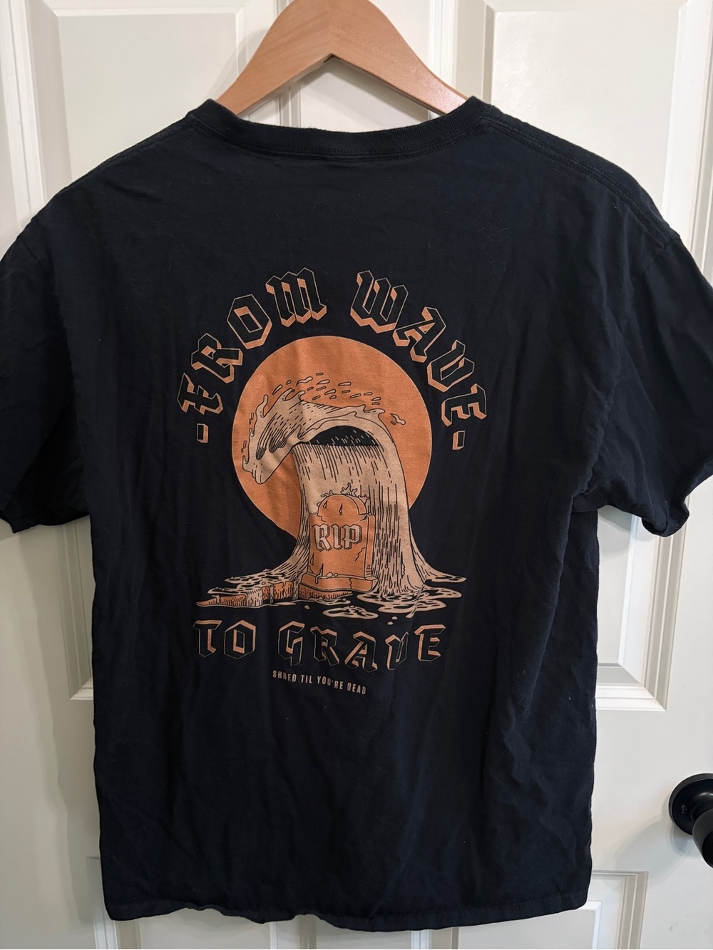 Chomp brand size L Black Short Sleeve Graphic Tee with Orange Wave Print